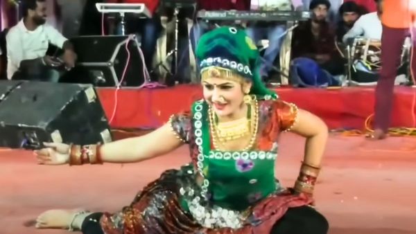 दरबार के आगे गोरी नागोरी ने किया बेहद अश्लील डांस, वीडियो देखते ही लोगों ने मीच ली आंखें, बोले- जल्दी बंद करो