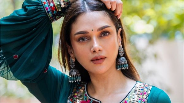 एयरपोर्ट पर Aditi Rao Hyadri हुईं परेशान, घंटों तक बैठी रहीं, फिर भी नहीं की किसी ने मदद