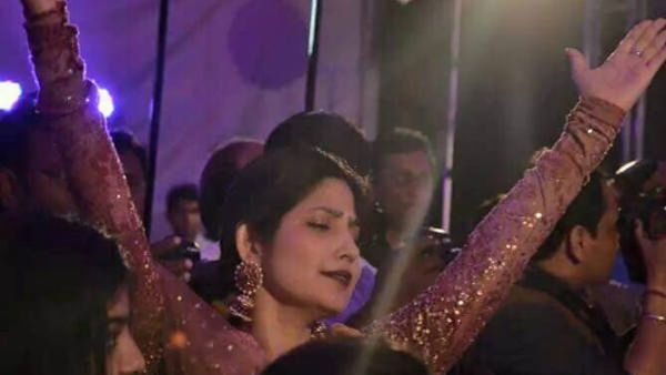 Dimple Yadav Dance Video: आई जवानी सर पे मेरे... भरी महफिल में डिंपल यादव ने लगाए ठुमके, वायरल हुआ वीडियो