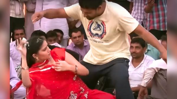 VIRAL VIDEO: सपना चौधरी के साथ स्टेज पर हुई थी ये गंदी हरकत, इस बदसलूकी को देख आग बबूला हुईं डांसर