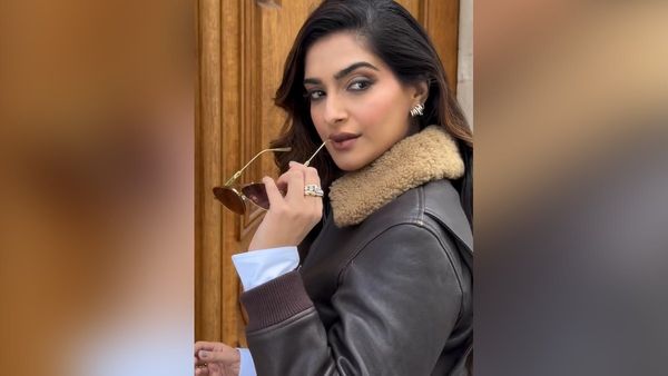 Sonam Kapoor ने पेरिस में ढाया कहर, कॉउचर शो में उनको देखकर नहीं हटेंगी आपकी नजरें!