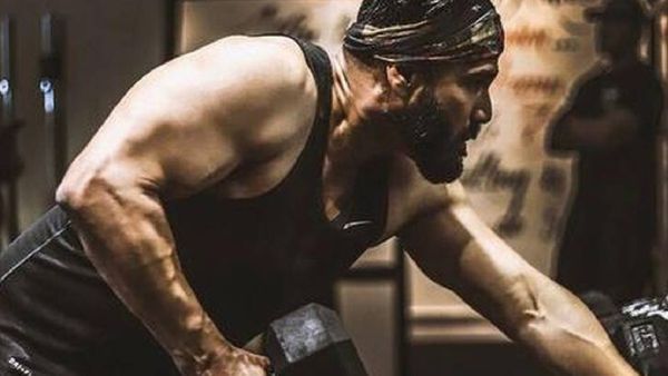 जिस बिल्डिंग में टेबल साफ करते थे पिता, सुपरस्टार बनते ही बेटे ने खरीद लीं आसपास की तीनों इमारतें!