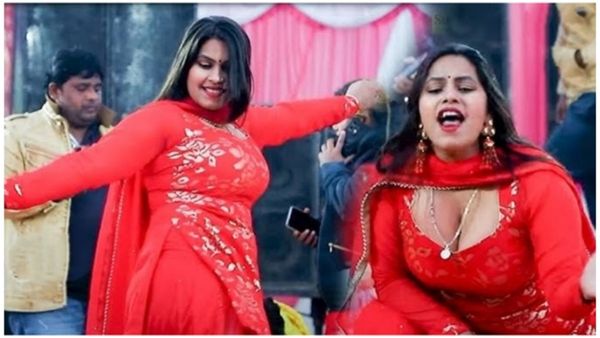 Haryanvi Song: डॉली शर्मा ने अपने डांस से मचाई धूम, भीड़ भी थिरकने पर हुई मजबूर, देखें वीडियो