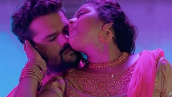 Bhojpuri Video: जब एक दूसरे में खोए खेसारी लाल यादव और तनुश्री, रोमांटिक वीडियो ने काटा बवाल