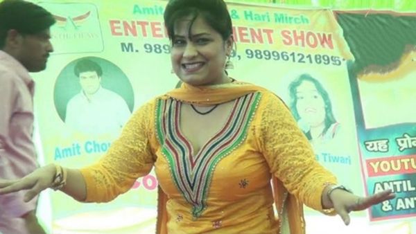 Haryanvi Song: दीपिका डोगरा ने अपने डांस से मचाई तबाही, स्टेज पर लगाई आग, रोके ना रुकी भीड़, देखें वीडियो