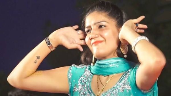 Haryanvi Song: सपना चौधरी ने स्टेज पर किया बिंदास डांस, भीड़ हुई बेकाबू, देखें वायरल वीडियो