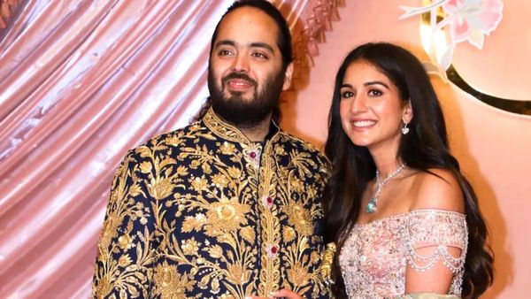 Anant-Radhika: अनंत अंबानी ने दोस्तों को रिटर्न में दिए करोड़ों के गिफ्ट, 18 कैरेट गोल्ड वॉच और...