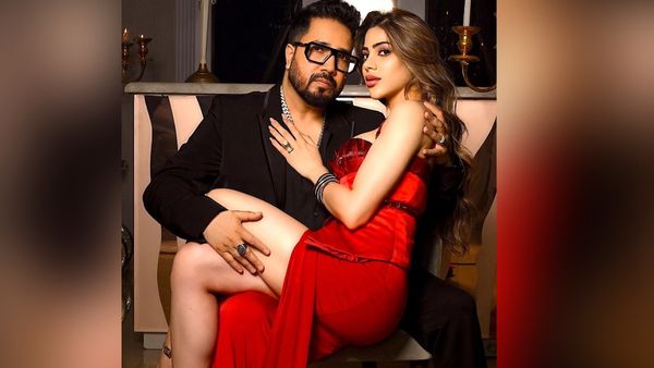 मीका सिंह की गोद में दिखीं निक्की तंबोली, लोग बोले- 'क्या पक रहा है? कोई बताएगा!'