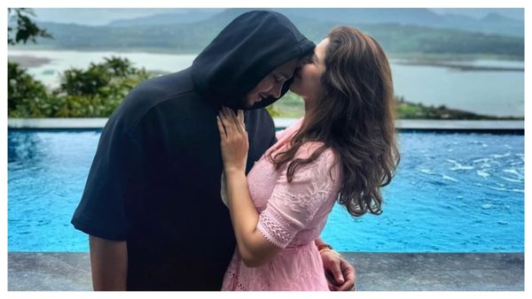 5 महीने पहले ही रचाई थी मशहूर एक्ट्रेस ने शादी, अब सुनसान सड़क पर पति संग हो गई कोजी