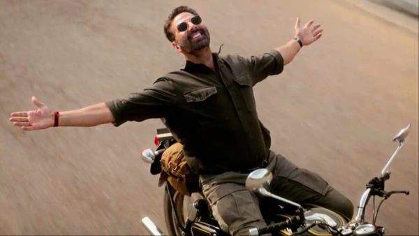 Sarfira Review: सपनों के लिए सारी हदें तोड़ देने की कहानी है 'सरफिरा', अक्षय राधिका की केमिस्ट्री जीतेगी दिल