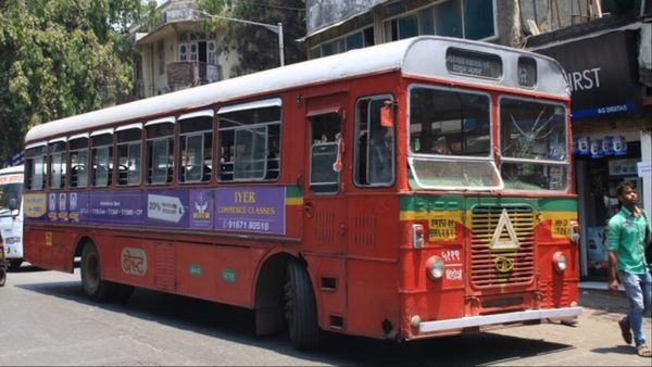 चलती बस को बेशर्म कपल ने बनाया OYO रूम, अश्लीलता देख खौल जाएगा खून!