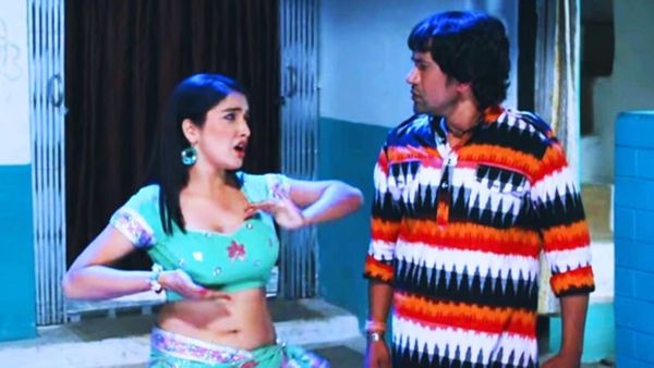 आम्रपाली दुबे के ब्लाउज में घुसा कॉकरोच, देर रात निरहुआ से मांगी मदद, वीडियो में मचाई धूम