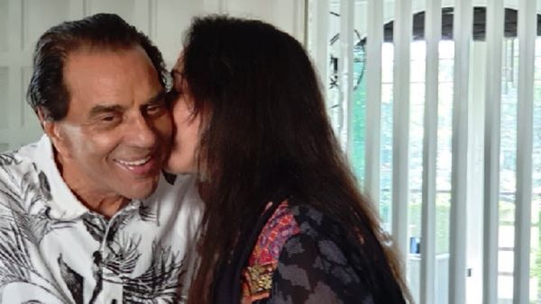 धर्मेंद्र के साथ पहली पत्नी प्रकाश कौर की पुरानी तस्वीर हुई वायरल, लोग बोले- ये तो कोई फ़िल्म की हीरोइन लगती है