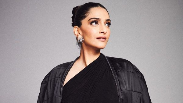 'मैं 20 साल की लड़की थी, डिजायनरों से कपड़े उधार लेती थी..' सोनम कपूर का बड़ा खुलासा!
