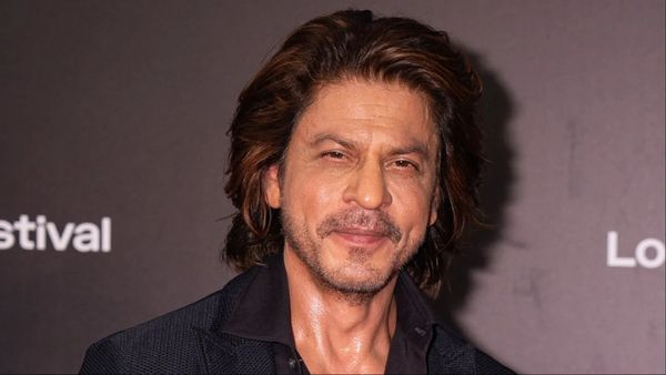 Shah Rukh Khan की फ्रेम में आ रहा बुजुर्ग इंसान, एक्टर ने धक्का देकर किया बाहर, वीडियो वायरल