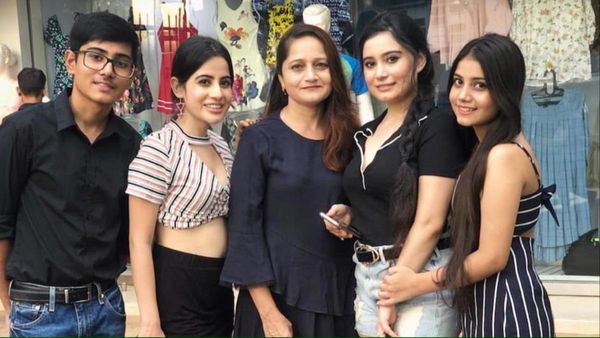 Urfi Javed ने अपने परिवार का भी किया बेड़ा पार, मां-बहन और भाई को मिला इस वेब सीरीज में रोल!