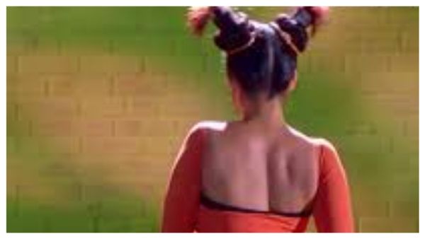 घने जंगल में स्कर्ट में भाग रही थी ये हसीना, पैरों में चिपके जोंक, बताया उस रात का मंजर