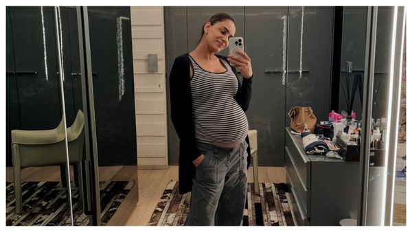 दूसरी बार प्रेग्नेंट हुई एक्ट्रेस.. पेट के अंदर जोर जोर से घूमने लगा बच्चा, वीडियो देख लोग हैरान