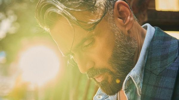 जिस बिल्डिंग में पिता ने की टेबल साफ, उन्ही का मालिक बन चुका है ये एक्टर, जानिए कितनी है नेट वर्थ?