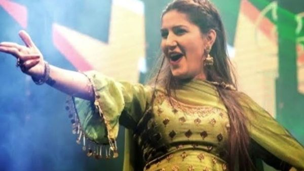 Haryanvi Song: 'बैरन' गाने पर सपना चौधरी ने किलर मूव्स से भीड़ का धड़काया दिल, देखें वायरल वीडियो