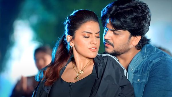 Bhojpuri Video: अक्षरा सिंह की अदाओं को देख दीवाने हुए फैन्स, यूट्यूब पर छाया 'आग लगा दिला पानी में' गाना