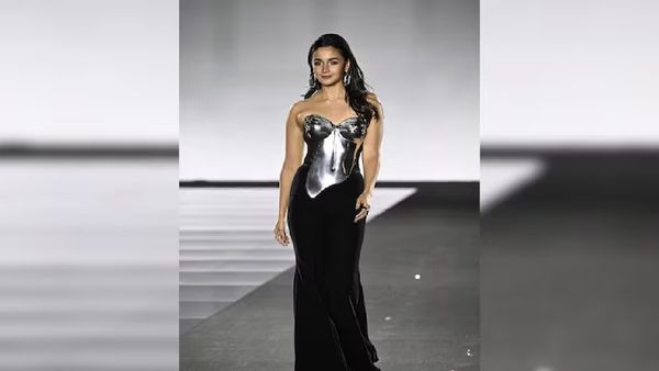 Alia Bhatt ने रैंप पर किया जलवा जलाल, Paris Fashion Week के डेब्यू से वायरल हुआ हसीना का वीडियो!