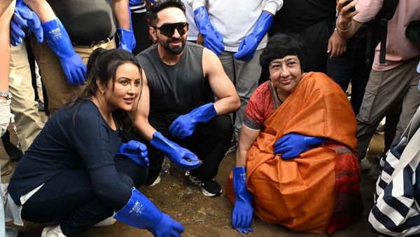 विसर्जन के बाद साफ सफाई में जुटे आयुष्मान खुराना और अमृता फडणवीस, सामने आई तस्वीर!
