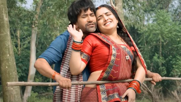 Bhojpuri Video: निरहुआ-आम्रपाली की केमिस्ट्री ने खड़े किए रोंगटे, महरून कलर सड़िया ने पार किए 180 मिलियन व्यूज