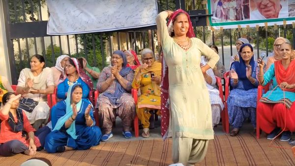 Haryanvi Song: दादी ने ऐसे लगाए ठुमके की 2 मिनट में जमा हो गई भीड़, लोग बोले- आपके आगे सपना चौधरी भी फेल...