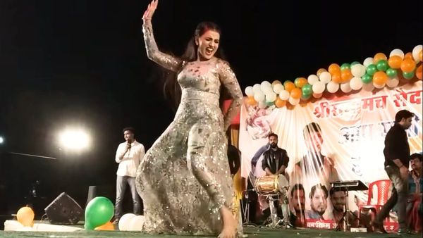 भोजपुरी एक्ट्रेस अक्षरा सिंह के आजमगढ़ में डांस करते ही बरसने लगे जूते चप्पल, जमकर मचा हंगामा, देखें VIDEO