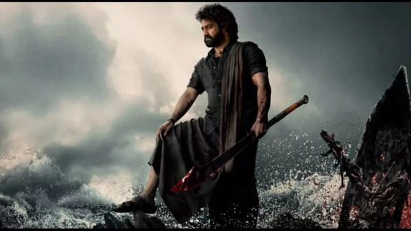 Devara Movie Review in Hindi: फुलऑन एक्शन अवतार में Junior NTR, समुद्री लुटेरा बनकर करेंगे दुश्मनों की छुट्टी