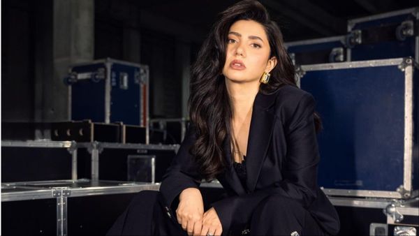 IIFA को टक्कर देने चला Pakistan! Hum Awards में Mahira Khan का ऐसा डांस देखकर लोगों ने उड़ाई खूब खिल्ली