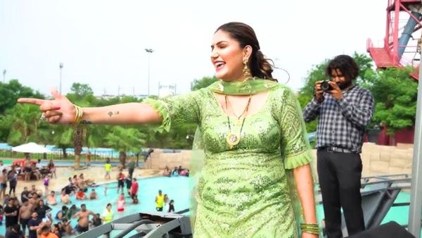 Haryanvi Song: लाइव परफॉर्मेंस में सपना चौधरी ने कर दिया ऐसा डांस, वीडियो देख दंग रह गए लोग, बोले- हद हो गई...