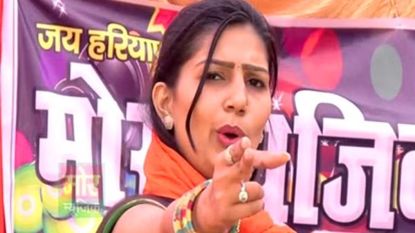 Haryanvi डांसर सपना चौधरी ने स्टेज पर खड़े होकर खुले आम दे डाली लोगों को धमकी, बोलीं- मुझे मत छेड़ो वरना...