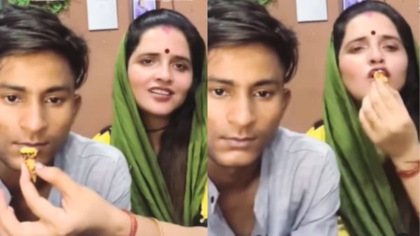 सीमा हैदर ने पार कर दीं सारी हदें, प्यार में ऐसे खिलाती हैं पति को खाना, वीडियो देख बंद कर लेंगे आंखें