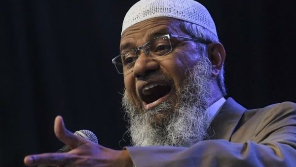 'इंडिया का नंबर वन आतंकी हूं मैं..' जाकिर नाइक ने पाकिस्तानी यूट्यूबर से क्यों कह डाली ऐसी बात?