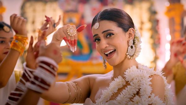Bhojpuri Video: नवरात्रि पर अक्षरा सिंह का गाना 'बड़ा भाग मईया अईली' हुआ रिलीज, तेजी से वायरल हो रहा देवी गीत