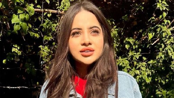 Urfi Javed Video: बन संवर कर घर से निकली उर्फी जावेद, बीच सड़क पर आकर उठा दी ड्रेस