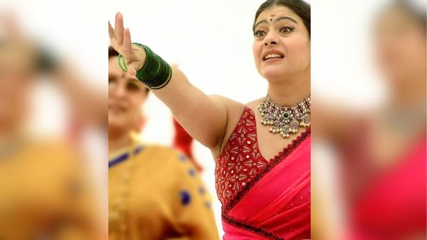 दुर्गा पूजा में पहुंचीं काजोल, स्टाइल दिखाने के चक्कर में स्टेज से फिसला पैर, VIDEO देख लोगों ने उड़ाया मजाक..