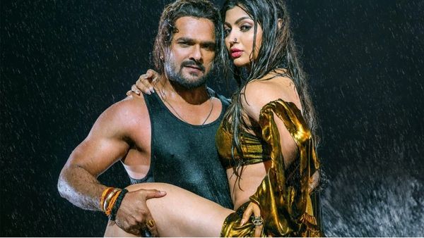 Bhojpuri Song- खेसारी लाल यादव के साथ आकांक्षा पुरी ने पानी में लगाई आग, बच्चे ना देखें वीडियो!