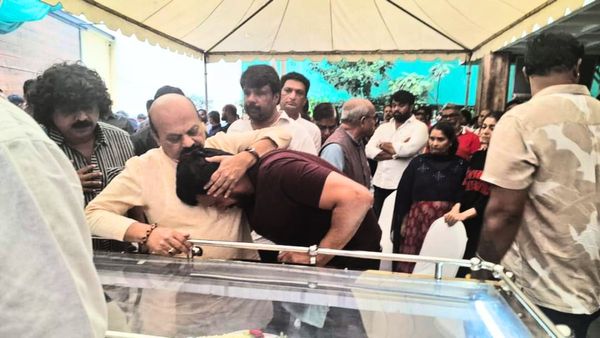 मां के अंतिम संस्कार पर फूट-फूटकर रोए किच्चा सुदीप, तस्वीरें देख भर आएंगी आंखें