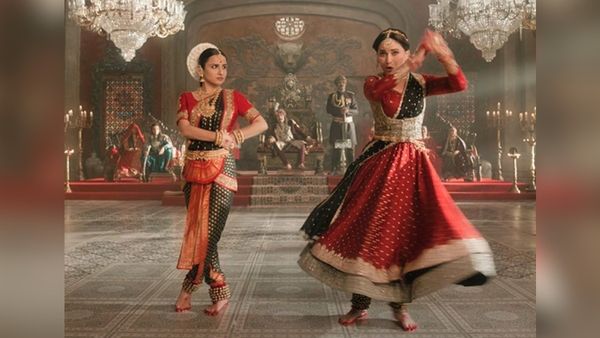 माधुरी दीक्षित के साथ लाइव परफॉर्मेंस के दौरान धड़ाम से गिरीं विद्या बालन, फिर भी हुई तारीफ, Video Viral!