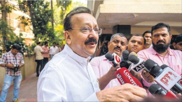 पटाखों के शोर में Baba Siddiqui पर बरसाई गईं ताबड़तोड़ गोलियां, क्राइम सीन का वीडियो आया सामने