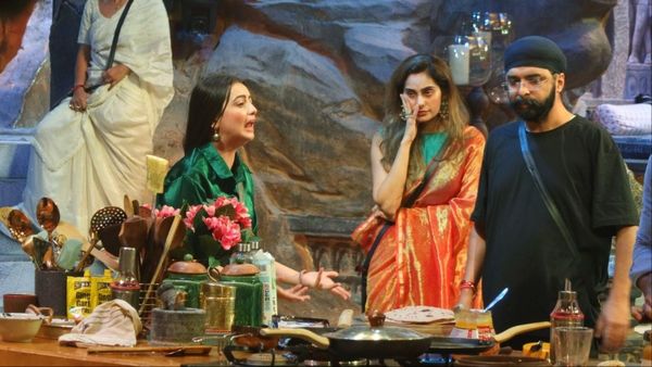 Bigg Boss 18 के घर में खाने को तरस रहे कंटेस्टेंट्स, इस हसीना ने रोते-रोते कहा- 'तीन दिन से पॉटी भी नहीं हुआ'