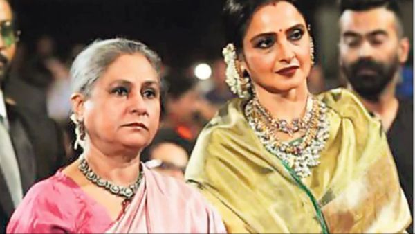 ये क्या Rekha के कपड़े संभालती नजर आईं Jaya Bachchan? वायरल फोटो देखकर ठनका लोगों का दिमाग