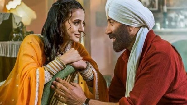 करोड़पति बिजनेसमैन की बाहों में नजर आई तारा सिंह की 'सकीना', तस्वीरें देख अब लोगों ने लगाए अफेयर के कयास