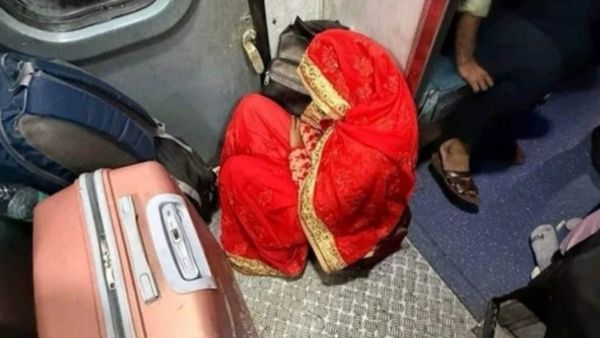 बिना टिकट के ट्रेन के फुटबोर्ड में बैठकर नई-नवेली दुल्हन कर रही थी सफर, लोग बोले- पैसा नहीं तो शादी नहीं...