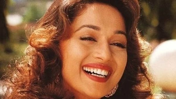'वही घुंघराले बाल, वैसी ही आंखें...' Madhuri Dixit की हूबहु कॉपी है ये लड़की, 'धक-धक' गाने पर किया डांस