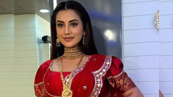 बलिया के मेले में डांस करने गईं अक्षरा सिंह के कार्यक्रम में मचा हंगामा, लड़कों ने तोड़ीं कुर्सियां, VIDEO