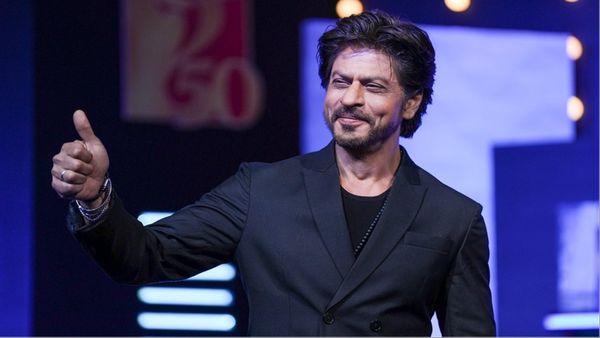 अपना काम-धाम छोड़कर इस शख्स ने Shah Rukh Khan के घर के बाहर जमाया डेरा, बस इस मौके का कर रहा था इंतजार